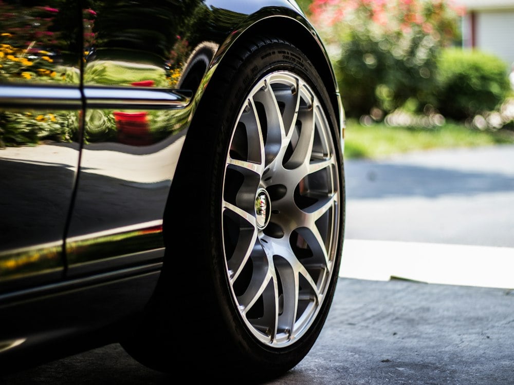 Leichtmetallfelge an einem dunklen Auto